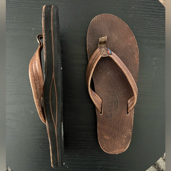 Rainbows Flip Flops- size 8 - Picture 2 of 3